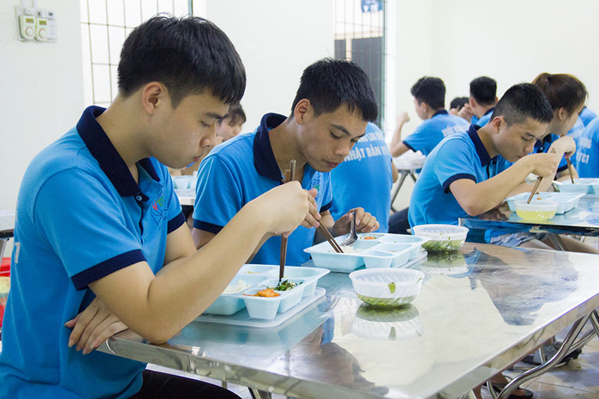 Hình ảnh các Học viên trong giờ ăn tại Trung tâm Xuất khẩu Lao động VTC1