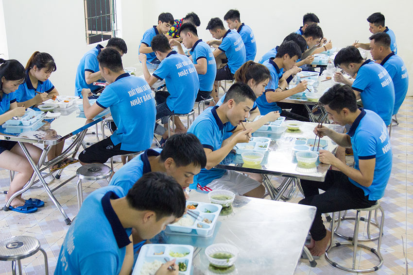 Hình ảnh các Học viên trong giờ ăn tại Trung tâm Xuất khẩu Lao động VTC1